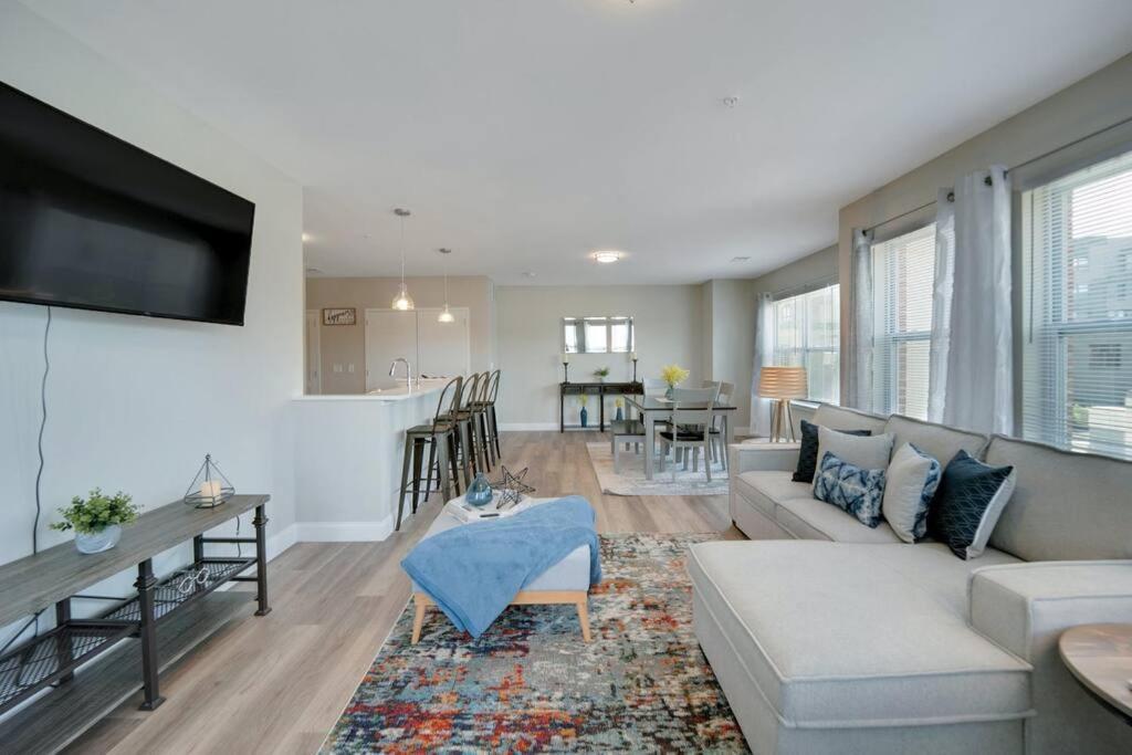Beautiful 2Br Apt/Ewr Airport/King /Free Parking Newark Buitenkant foto