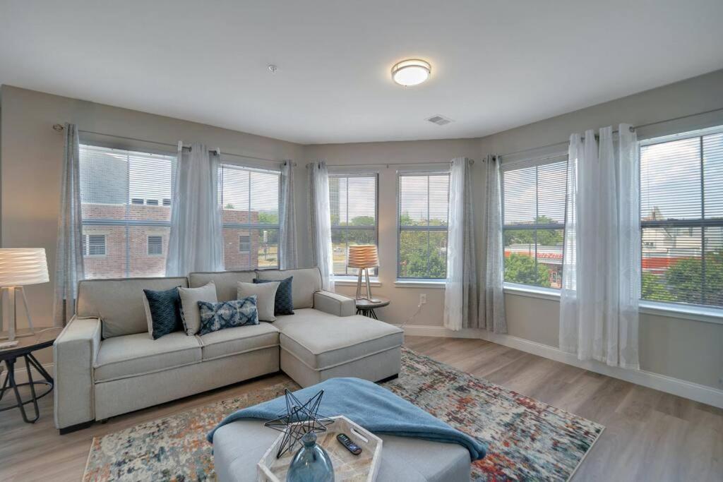 Beautiful 2Br Apt/Ewr Airport/King /Free Parking Newark Buitenkant foto