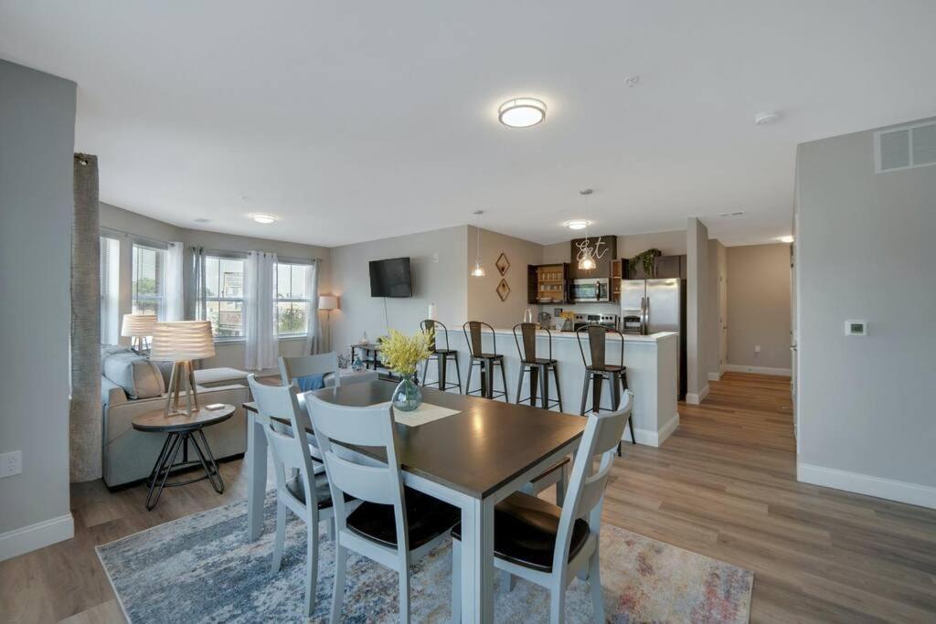 Beautiful 2Br Apt/Ewr Airport/King /Free Parking Newark Buitenkant foto
