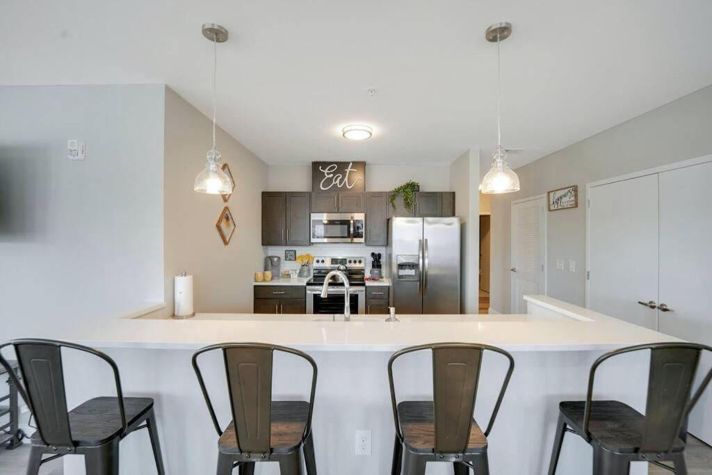Beautiful 2Br Apt/Ewr Airport/King /Free Parking Newark Buitenkant foto