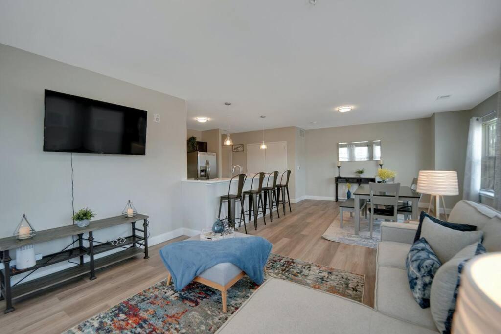 Beautiful 2Br Apt/Ewr Airport/King /Free Parking Newark Buitenkant foto