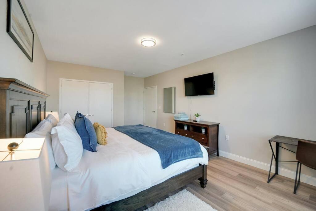 Beautiful 2Br Apt/Ewr Airport/King /Free Parking Newark Buitenkant foto