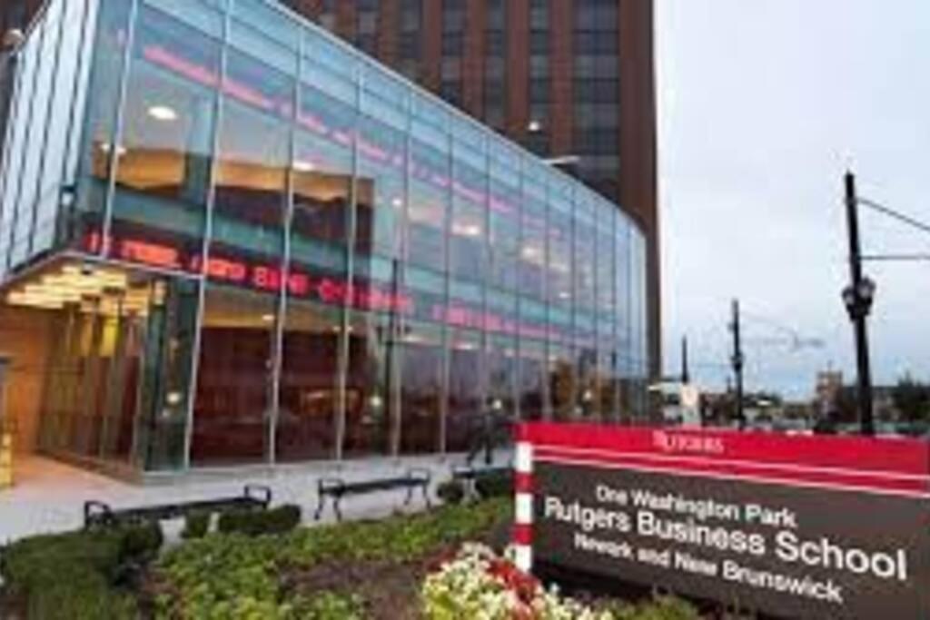 Beautiful 2Br Apt/Ewr Airport/King /Free Parking Newark Buitenkant foto
