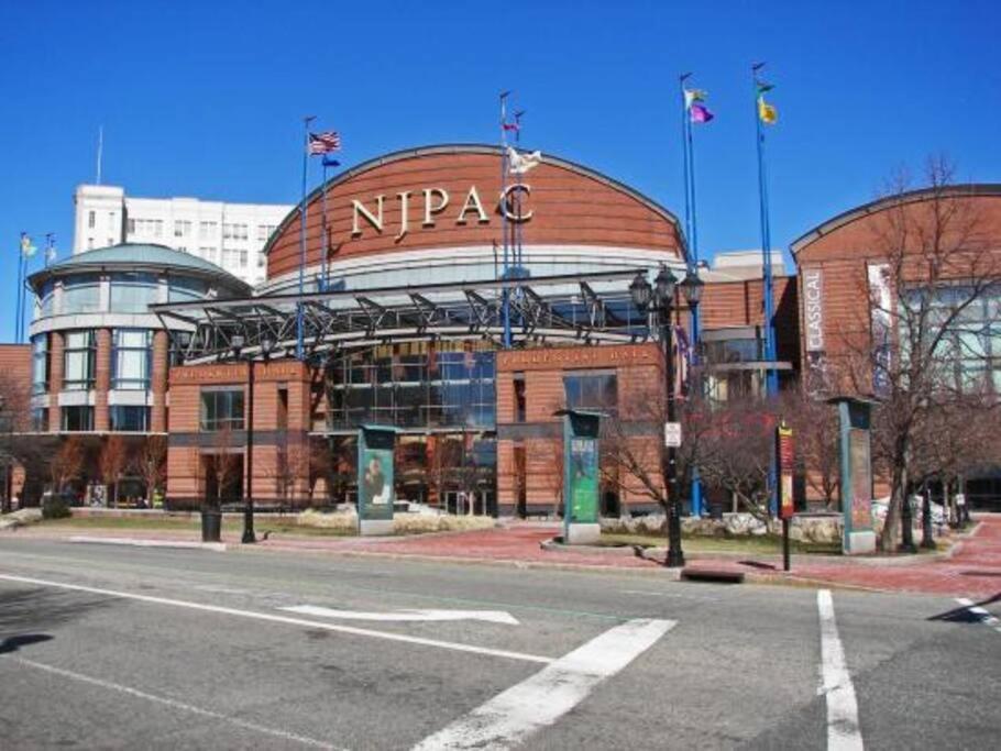Beautiful 2Br Apt/Ewr Airport/King /Free Parking Newark Buitenkant foto