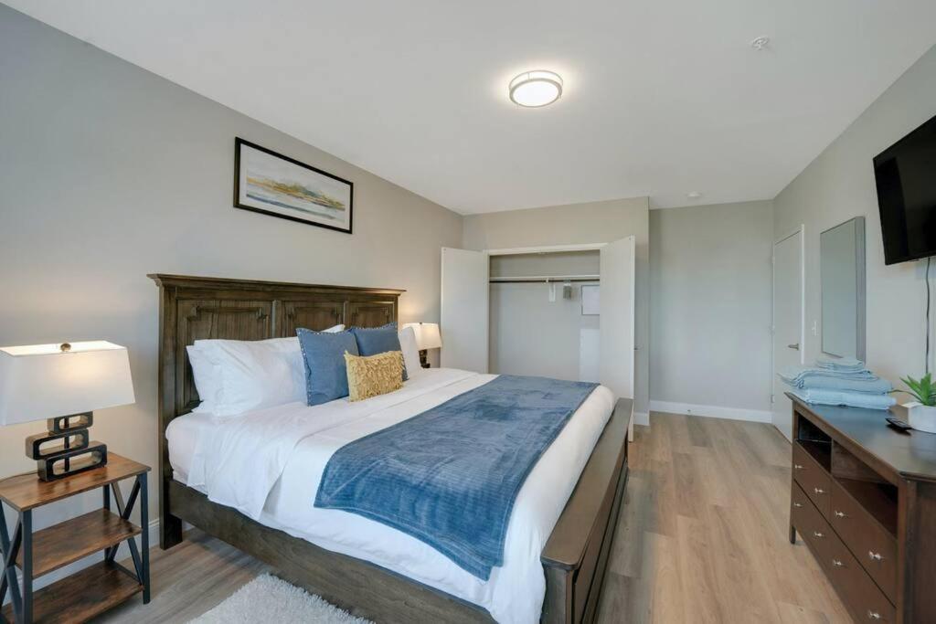 Beautiful 2Br Apt/Ewr Airport/King /Free Parking Newark Buitenkant foto