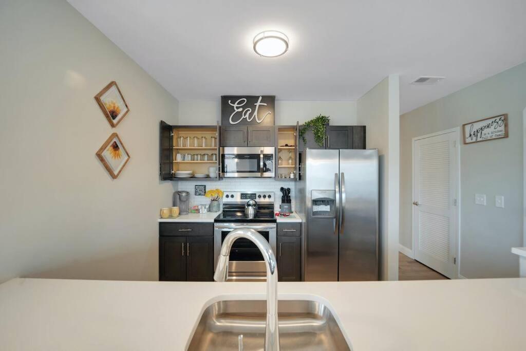 Beautiful 2Br Apt/Ewr Airport/King /Free Parking Newark Buitenkant foto