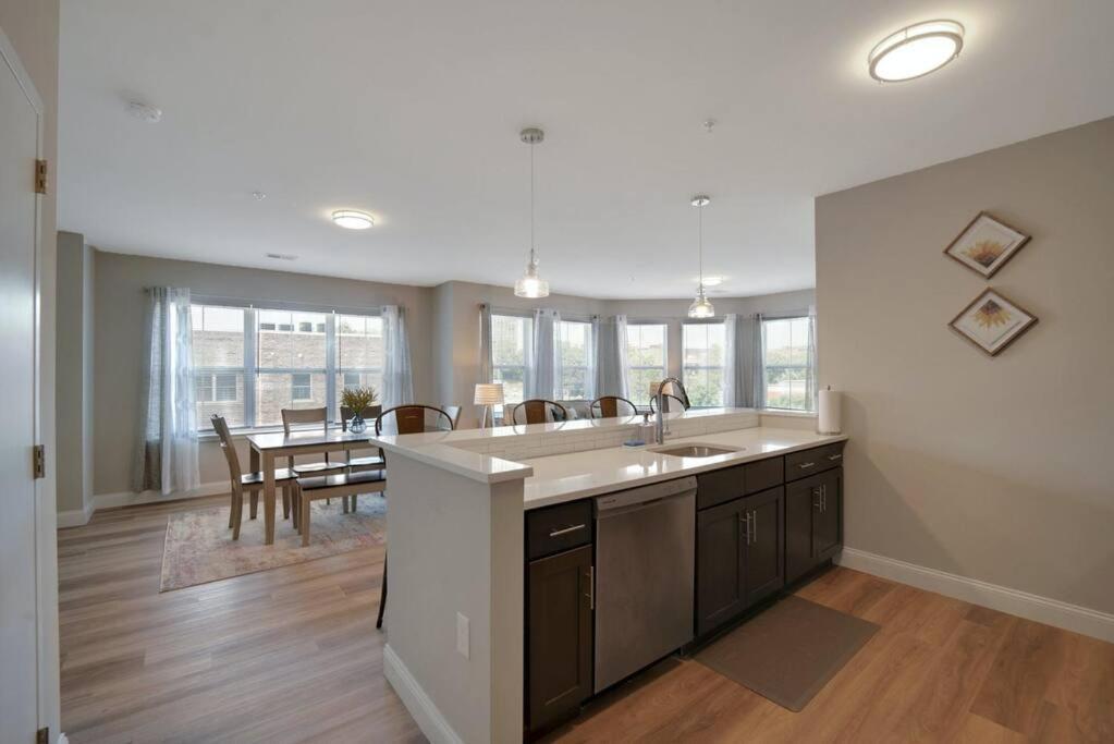 Beautiful 2Br Apt/Ewr Airport/King /Free Parking Newark Buitenkant foto